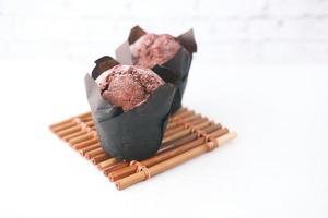 close-up van muffins op tafel geïsoleerd op zwart, foto