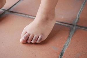 dichtbij omhoog van 5 jaren oud kind droog voeten Aan verdieping foto