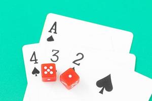 dobbelstenen en kaarten op groene casinotafel foto