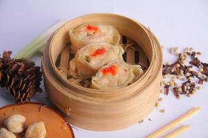 kip dimsum met saus foto