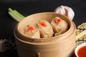 kip dimsum met saus foto