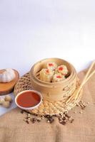 kip dimsum met saus foto