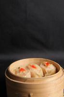 kip dimsum met saus foto