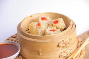 kip dimsum met saus foto