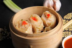 kip dimsum met saus foto