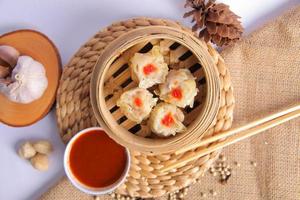 kip dimsum met saus foto