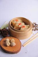 kip dimsum met saus foto