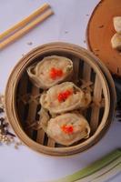 kip dimsum met saus foto