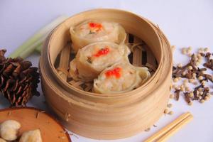 kip dimsum met saus foto