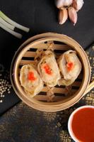 kip dimsum met saus foto