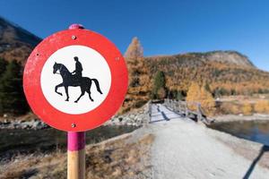 rijden weg bewegwijzering teken foto