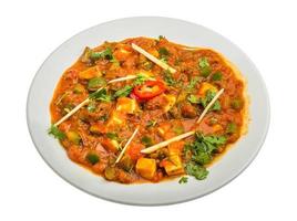 kadai paneer Aan de bord en wit achtergrond foto