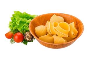 rauwe pasta in een kom op witte achtergrond foto