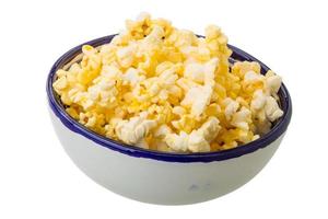 popcorn in een kom op witte achtergrond foto