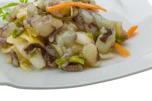 rauw Octopus salade Aan de bord foto