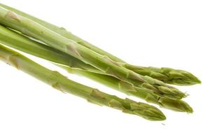 rauw asperges Aan wit achtergrond foto