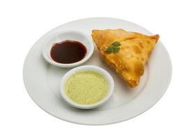 samosa Aan de bord en wit achtergrond foto