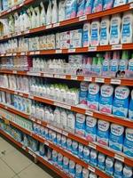 jombang, oosten- Java, Indonesië, 2022 - rijen van baby zorg producten zo net zo poeder, zeep, shampoo, parfum, en lotion, van divers bekend merken in Indonesië en halal in boodschappen doen foto