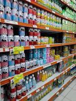 jombang, oosten- Java, Indonesië, 2022 - rijen van schappen in supermarkten bevatten rijen van ingeblikt drankjes dat zijn halal van divers bekend merken in Indonesië. foto