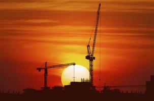 constructie plaats en kraan en zonsondergang foto