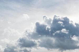 wit pluizig wolken in de lucht foto