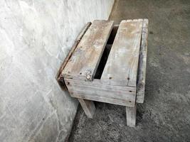 eenvoudige kleine stoel gemaakt van hout foto