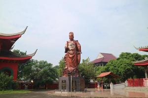 een gigantisch standbeeld van admiraal cheng ho in sam poo kong semarang foto