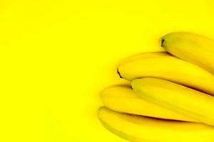 bundel van bananen Aan een geel achtergrond foto