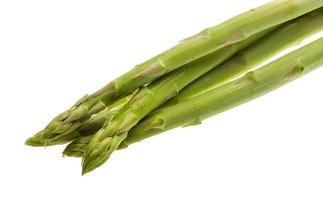 rauw asperges Aan wit achtergrond foto