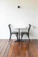 lege tafel en stoel in restaurant foto