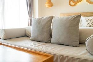 comfortabel kussens Aan einde van bed sofa foto