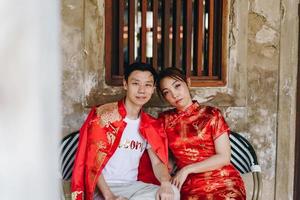 gelukkig jong Aziatisch stel in Chinese traditionele jurken foto