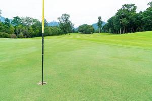 groen met zand bunkers Aan golf Cursus foto