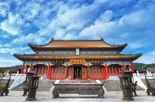 Chinese tempel met mooie blauwe hemelachtergrond
