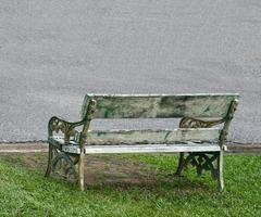 houten park bank stoel Aan groen gras in openbaar tuin foto