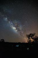 melkachtig manier heelal en silhouet van boom met wolk Bij phu hin rong kla nationaal park, phitsanulok Thailand foto