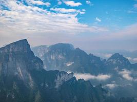 mooi visie Aan Tianmen berg met Doorzichtig lucht in zhangjiajie stad china.tianmen berg de reizen bestemming van hunan zhangjiajie stad China foto