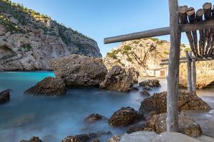 turkoois wateren in es portitxol, ibiza, Spanje. verborgen baai Aan de eiland van ibiza, in sant joan de labritja. foto