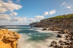 noorden kust van ibiza eiland, moscarter vuurtoren net zo achtergrond, Spanje foto