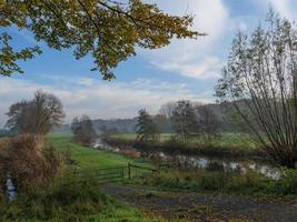 herfst tijd Bij de rivier- foto