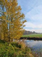 herfst tijd Bij de rivier- foto