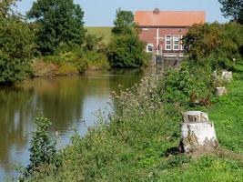 ditzum,duitsland,2020-the klein dorp van ditzum Bij de rivier- ems in Duitsland foto