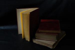 een verzameling van oud boeken dat zijn verweerd in stapels. wijnoogst en retro thema achtergronden foto