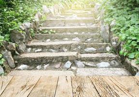 steen trap landschapsarchitectuur in tuin met hout verdieping foto