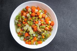 mengen groente Boon, erwten, groen Boon, wortel, selderij groenten vers schotel gezond maaltijd voedsel tussendoortje eetpatroon Aan de tafel kopiëren ruimte voedsel achtergrond foto