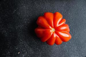 rood tomaat groente rijp fruit vers gezond maaltijd voedsel tussendoortje Aan de tafel kopiëren ruimte voedsel achtergrond foto