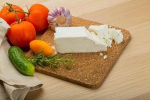 feta kaas Aan houten bord en houten achtergrond foto