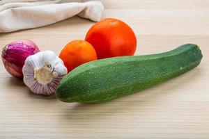 courgette Aan houten achtergrond foto