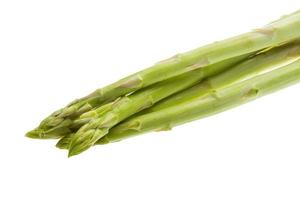 rauw asperges Aan wit achtergrond foto