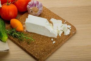 feta kaas Aan houten bord en houten achtergrond foto